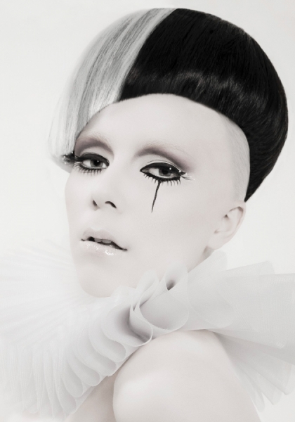 Photograph Brenda De Vries Pierot Coiffures on One Eyeland
